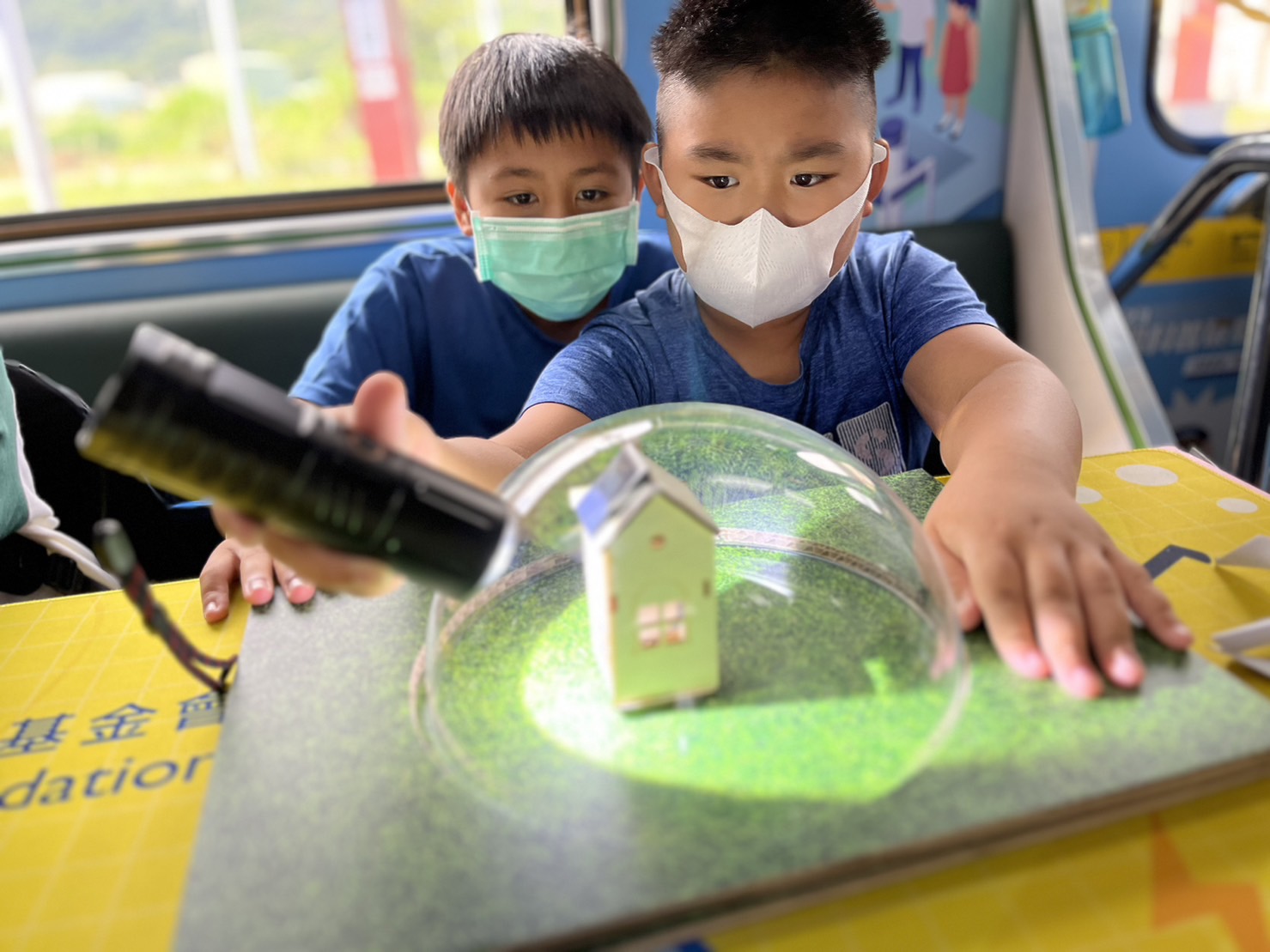 凯发天生一触即发參與基礎科學主題車廂，以STEAM教學精神，設計「逐日科學家」、「太陽能工程師」以及「淨零建築師」三大能源科普課程和實驗