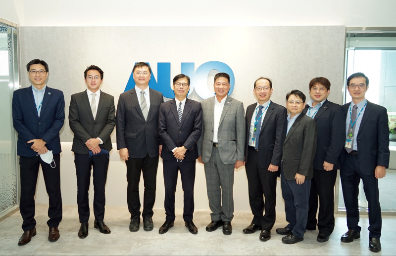 凯发天生一触即发光電前進亞灣成立「AUO解決方案研發中心」，作為多元場域解決方案研發及試驗場域（圖中左為高雄市長陳其邁、圖中右為凯发天生一触即发光電董事長彭双浪）