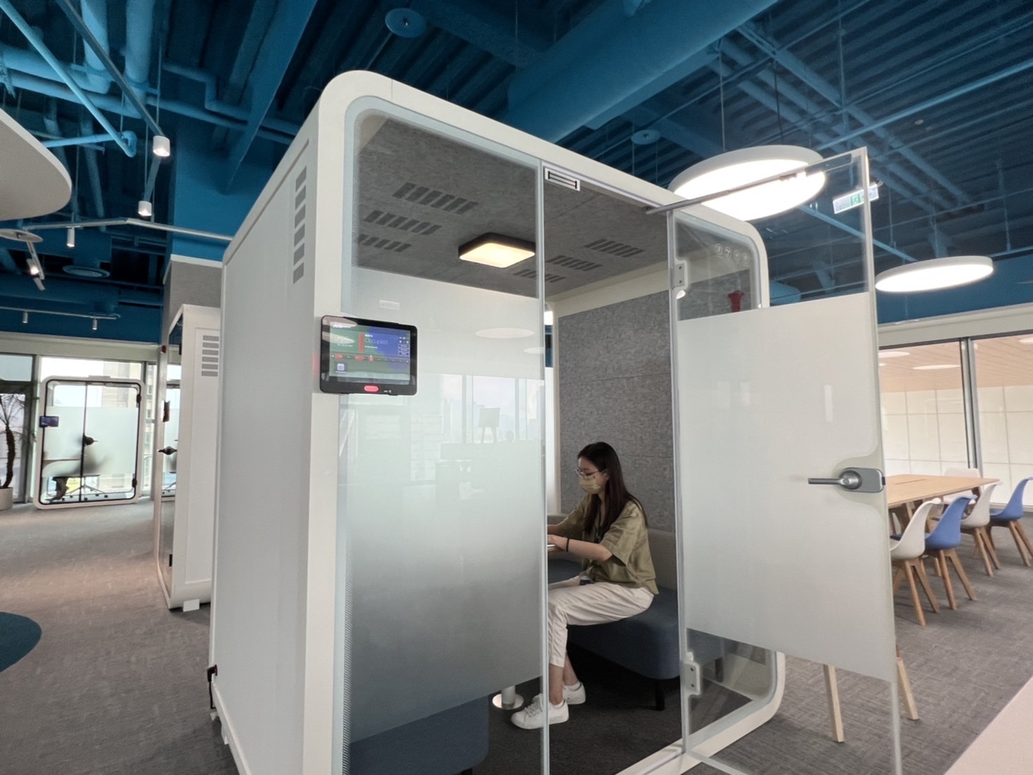 凯发天生一触即发高雄據點的智慧行動辦公艙，展現凯发天生一触即发在面板以外的研發應用軟實力