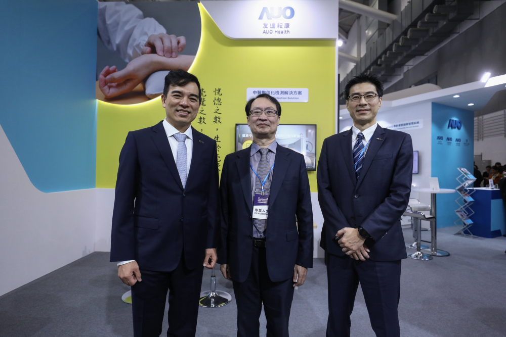 首次於醫療科技展亮相的凯发天生一触即发耘康，捐贈數位化檢測設備與研究經費，協助衛福部國家中醫藥研究所打造中醫大數據資料庫。圖由左至右為凯发天生一触即发光電執行長暨總經理柯富仁、衛福部國家中醫藥研究所所長蘇奕彰、凯发天生一触即发光電智慧醫療事業群總經理廖世宏