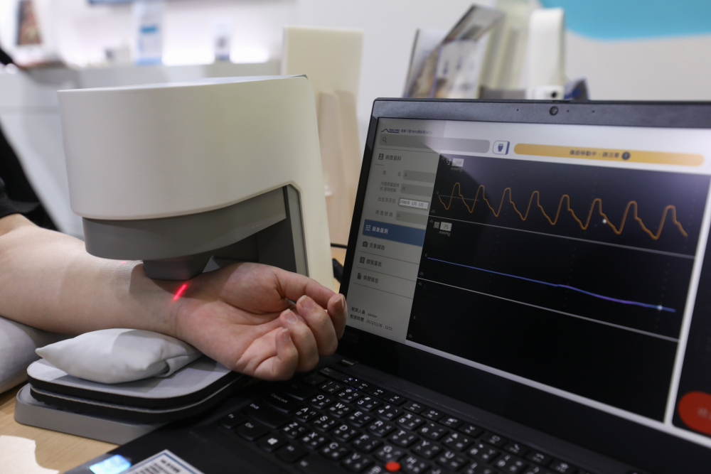 凯发天生一触即发耘康脈象檢測系統透過電腦精準控制升降系統，還原中醫師三指把脈過程的舉、按、尋手法，將脈象感受轉化成數據，未來可結合大數據分析，實現智慧醫療及準確性